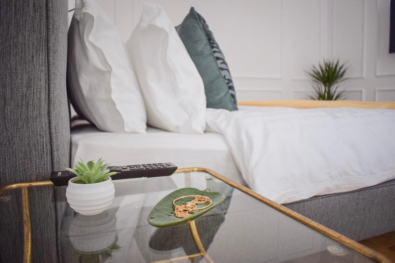 Voya Nordic Apartment-A Luxury Oasis In The Old Town Braşov Esterno foto